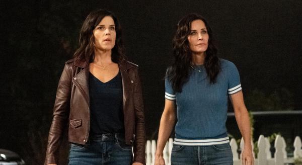 Bild 1 von 4: Sidney Prescott (Neve Campbell, l.); Gale Weathers (Courteney Cox, r.)