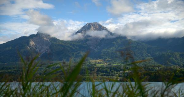 Bild 1 von 2: Wenn sich der tiefblaue Himmel über Kärntens Süden wölbt, glitzert der Faaker See, der zurecht als \