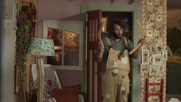 Bild 1 von 3: Saïds Vater erklärt, dass nur ein Bumerang beim Werfen zurückkommt.