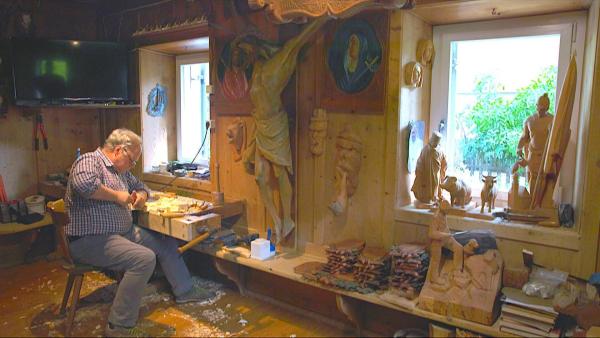 Bild 1 von 12: Im Bild: Holzschnitzer bei der Arbeit.