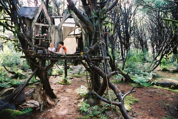 Bild 1 von 9: Leslie Burke (AnnaSophia Robb, l.); Jess Aarons (Josh Hutcherson, r.)