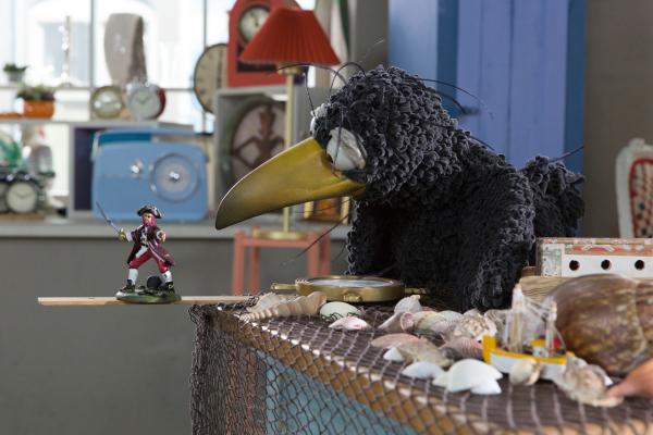 Bild 1 von 6: Rabe Rudi (Lennart Morgenstern) und Captain Jack sind unzertrennliche Freunde und große Abenteurer.