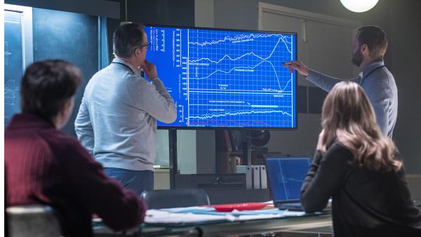 Bild 1 von 1: Die Ermittler der britischen Flugunfallbehörde AAIB untersuchen die Maschine, um die Auswirkungen des Blitzeinschlags einschätzen zu können. Ihre Erkenntnisse bringen eine erstaunliche Problemursache zu Tage.