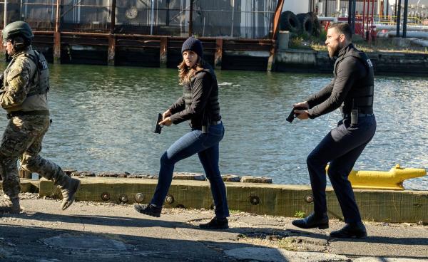 Bild 1 von 8: Special Agent Maggie Bell (Missy Peregrym, Mitte); Special Agent Omar Adom 'OA' Zid (Zeeko Zaki, r.)