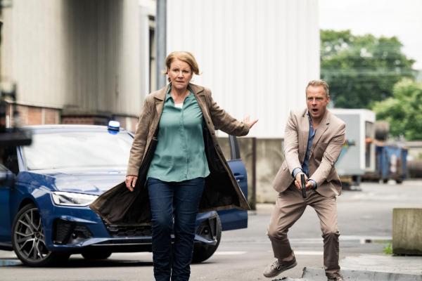 Bild 1 von 15: Im Bild: Marie Brand (Mariele Millowitsch) hat die Lage im Griff und gibt Jürgen Simmel (Hinnerk Schönemann) ein Zeichen sich zurückzuhalten.