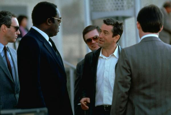 Bild 1 von 10: FBI-Agent Alonzo Mosely (Yaphet Kotto, 2.v.l.) ist ebenfalls daran interessiert, Mardukas aufzuspüren - ohne die Einmischung von Kopfgeldjäger Jack Walsh (Robert De Niro, 2.v.r.), der die 100.000 Dollar, die ihm für die Ergreifung des Flüchtigen geboten werden, zur Gründung seines kleinen Cafés gut gebrauchen kann ...
