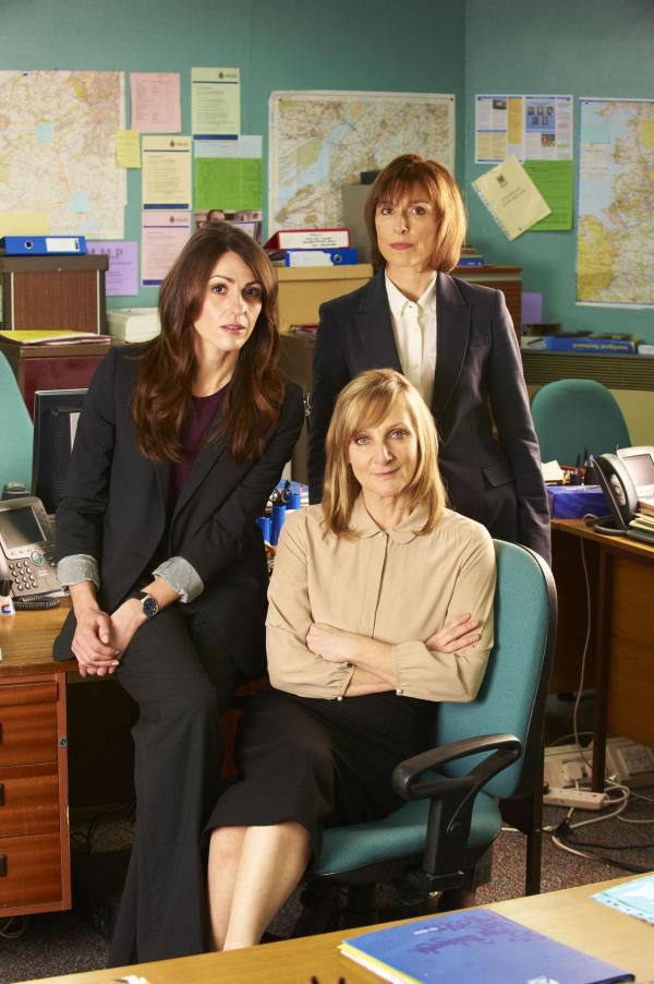Bild 1 von 8: (v.l.n.r.) DC Rachel Bailey (Suranne Jones); DC Janet Scott (Lesley Sharp); DCI Gill Murray (Amelia Bullmore)