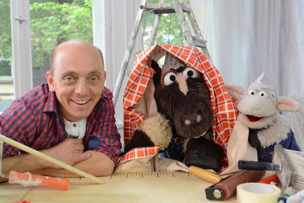 Bild 1 von 7: Wolle und Pferd besuchen den Komiker Bernhard Hoecker, bei dem gerade renoviert wird, um mit ihm übers Auslachen zu sprechen.