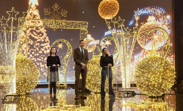 Bild 1 von 22: Im Bild: Louise (12), Kai Pflaume und Helene Fischer beim Christmas-Songs-Duell.