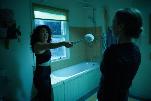 Bild 1 von 6: Eve (Sandra Oh, l.); Villanelle (Jodie Comer, r.)