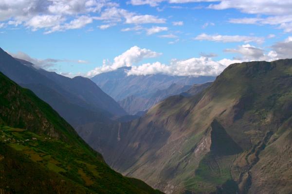 Bild 1 von 4: Die heutige Etappe führt zu einem wenig bekannten Juwel der Inka-Architektur, der Ruinenstadt Choquequirao: Sie liegt rund 100 Kilometer von Machu Picchu entfernt und erhebt sich in über 3.000 Meter Höhe über einen der tiefsten Canyons der Welt.