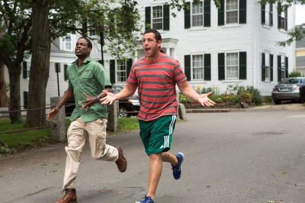 Bild 1 von 12: Kurt McKenzie (Chris Rock) and Lenny Feder (Adam Sandler) running down the street in Columbia Pictures' GROWN UPS 2.