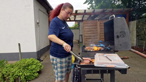 Bild 1 von 3: Leann kümmert sich um das Grillgut
