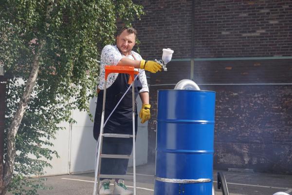 Bild 1 von 10: Sebastian Lege deckt die Tricks von Mondelez auf, einem Giganten der Lebensmittelindustrie. Der Produktentwickler zeigt wie bei Philadelphia, Tassimo, Oreo und Milka an guten Zutaten gespart wird. Er baut beliebte Produkte nach und erzählt die Geschichte des Konzerns nach.