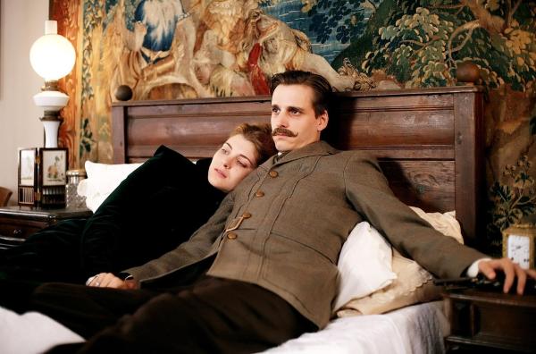 Bild 1 von 39: Im Bild: Vittoria Puccini (Mary Vetsera), Max von Thun (Rudolf).