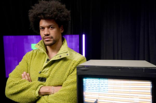 Bild 1 von 3: ?Tracks-East?-Reporter Jean-Michel Scherbak provoziert in Russland schon allein wegen seiner Hautfarbe und sexuellen Orientierung.