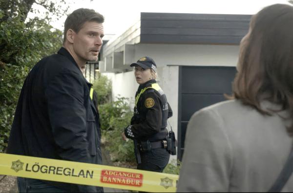 Bild 1 von 4: Ein brutaler Mord erschüttert das Ermittlerteam in Reykjavík: Kommissar Huldar (Kolbeinn Arnbjörnsson, li.) und seine Kollegin Lína (Ebba Katrín Finnsdóttir, Mi.) müssen die Puzzleteile zusammensetzen.