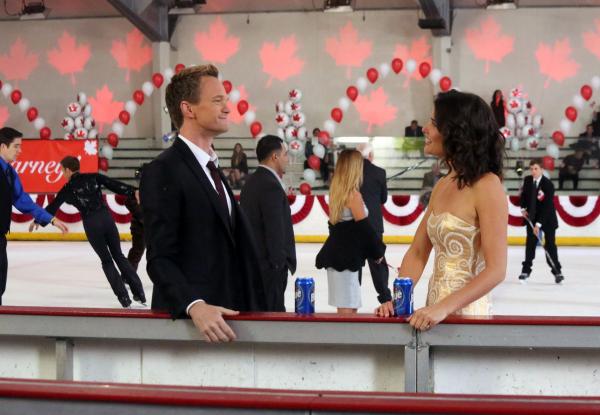 Bild 1 von 23: Ein ganz besonderer Tag wartet auf Robin (Cobie Smulders, r.) und Barney (Neil Patrick Harris, l.) ...