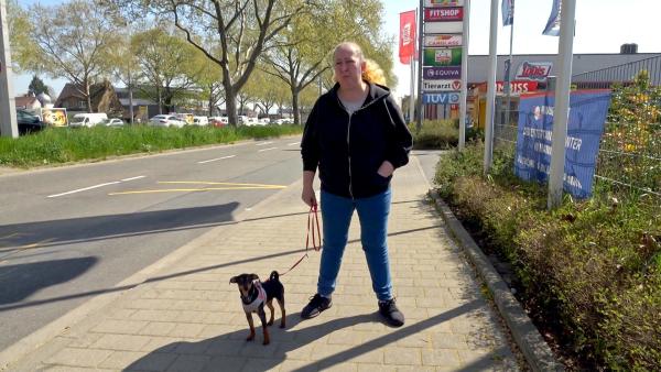 Bild 1 von 3: Petras neuestes Familienmitglied, Zwergpinscherhündin Bella, hat ihren ersten Termin beim Tierarzt. Da ihr das an der Leine laufen manchmal noch schwerfällt, ist der Weg beschwerlicher als gedacht.