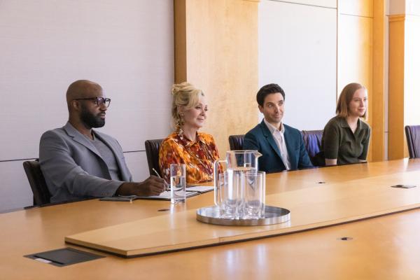 Bild 1 von 3: Deborahs (Jean Smart, 2.v.l.) Karriere steht auf der Kippe: Jimmy (Paul W. Downs, 2.v.r.), Marcus (Carl Clemons-Hopkins, l.) und Ava (Hannah Einbinder, r.) verhandeln bei verschiedenen TV-Sendern für sie und ihr geplantes Stand-up-Special. Wird das reichen, um Deborahs Comeback zu sichern?