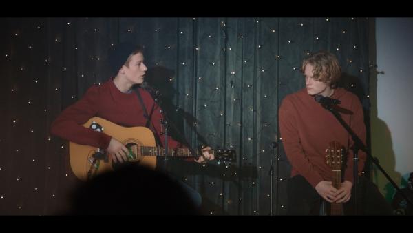 Bild 1 von 7: Lasse (Albert Rosin Harson, links) und Pelle (Laurids Skovgaard Andersen) stehen wieder gemeinsam auf der Bühne.