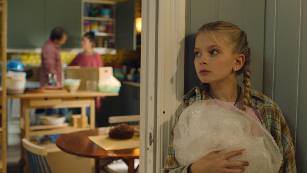 Bild 1 von 1: Jenny hat Angst, dass Kim und Hilde wieder ausziehen. Sie muss sich etwas einfallen lassen. (v.l.n.r.: Mathias Eckhoff, Hedda Sandvig, Anine Bonnevie Nagell-Høyer)