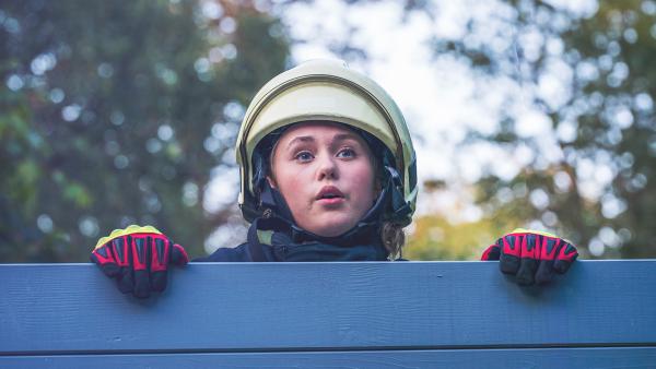 Bild 1 von 5: Frida (Charlotte Elma Heß) trainiert für ihre wichtige Feuerwehrprüfung.