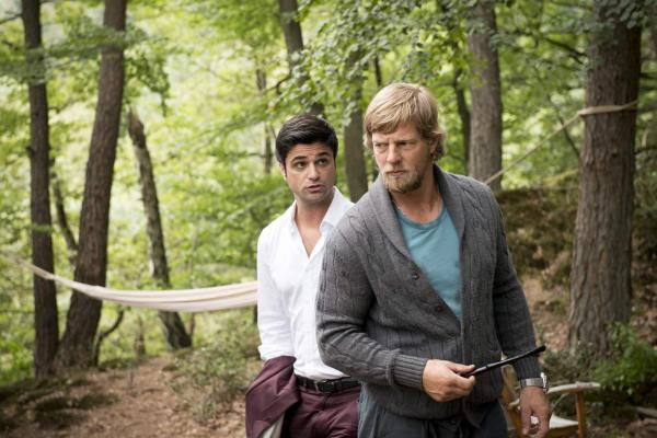 Bild 1 von 25: Nachdem sich Mick (Henning Baum, r.) monatelang in den Wäldern rund um Essen versteckt hat, muss er einsehen, dass es für ihn nur eine Möglichkeit gibt: Er muss sich mit Andreas (Maximilian Grill, l.) versöhnen und wieder in den Polizeidienst zurückkehren, um endlich mit der Jagd auf die Schatten seiner Vergangenheit beginnen zu können ...