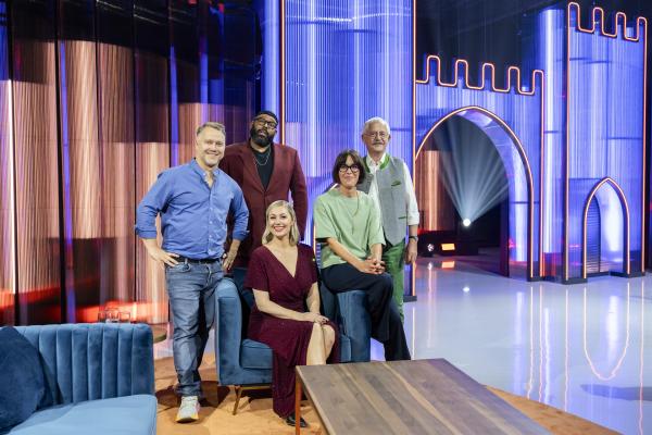 Bild 1 von 10: Von links: Anton Schmaus, David Mayonga (Roger Rekless), Ruth Moschner, Eva Karl Faltermeier und Joseph Karl.
