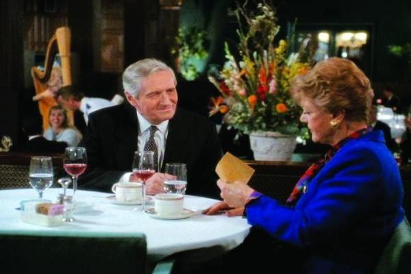 Bild 1 von 3: Jessica (Angela Lansbury, r.) ist erstaunt zu hören, dass ihr früherer Verlege Preston Giles (Arthur Hill, l.) auf Bewährung entlassen wurde. Giles saß wegen Mordes hinter Gittern ...