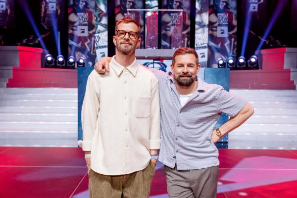 Bild 1 von 12: Joko Winterscheidt (l.); Klaas Heufer-Umlauf (r.)