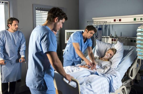 Bild 1 von 9: (v.l.n.r.) Ralf Kerstens (Matthias Brüggenolte); Ben Ahlbeck (Philipp Danne); Dr. Niklas Ahrend (Roy Peter Link); Iris Kerstens (Angelina Häntsch)