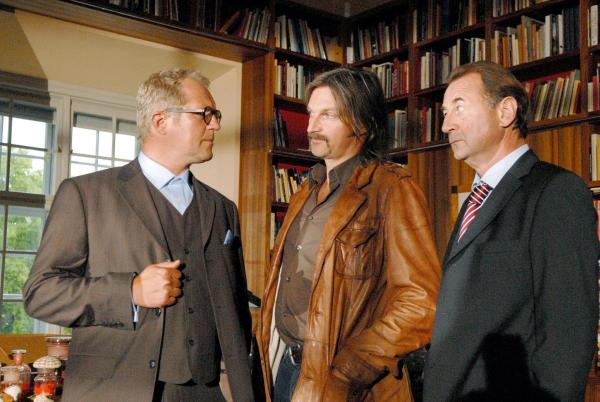 Bild 1 von 21: Im Bild (v.li): Harald Krassnitzer (Dr. Schmiderer), Stefan Jürgens (Carl Ribarski), Dietrich Siegl (Otto Dirnberger).