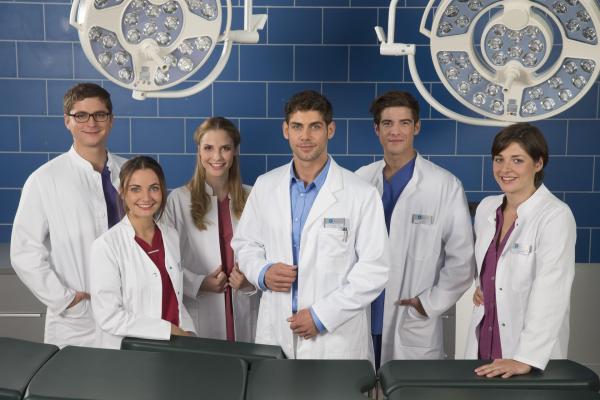 Bild 1 von 10: (v.l.n.r.) Elias Bähr (Stefan Ruppe); Annika Rösler (Paula Schramm); Julia Berger (Mirka Pigulla); Dr. Niklas Ahrend (Roy Peter Link); Ben Ahlbeck (Philipp Danne); Dr. Theresa Koshka (Katharina Nesytowa)