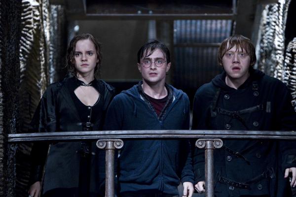 Bild 1 von 7: Emma Watson as Hermione Granger, Daniel Radcliffe as Harry Potter and Rupert Grint as Ron Weasley outside Bellatrix Lestrange Vault