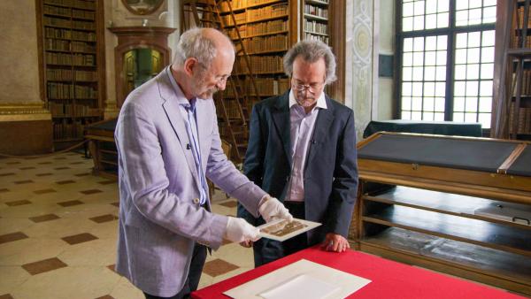 Bild 1 von 5: Bernhard Palme (Direktor des Papyrusmuseums) und Hans Förster (Theologe, ÖAW).