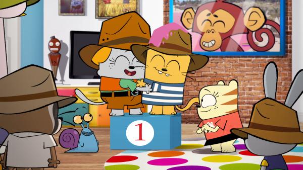 Bild 1 von 3: Tante Schnurr mit Ollie auf dem Siegerpodest, auch Moon freut sich.