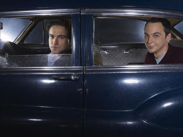 Bild 1 von 23: (3. Staffel) - Brilliante Physiker, die allerdings wenig Ahnung vom normalen Leben haben: Leonard (Johnny Galecki, l.) und Sheldon (Jim Parsons, r.) ...