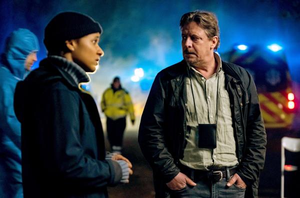 Bild 1 von 2: Kommissar Rolf Larsen (Anders W. Berthelsen) und seine Kollegin Neel (Olivia Joof Lewerissa) ermitteln in einem neuen Fall. Sie finden 19 Leichen in einem Transporter. Was ist geschehen?