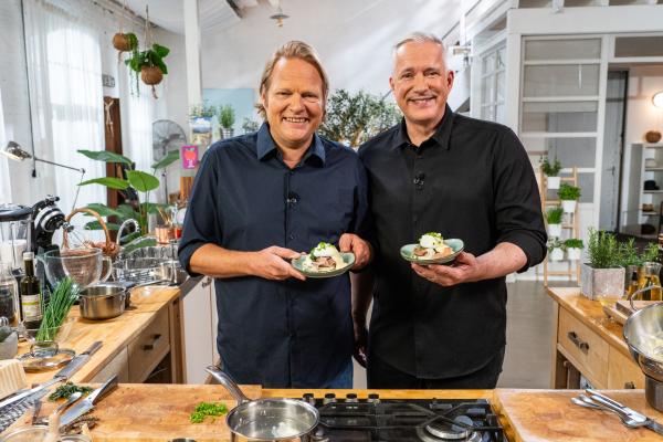 Bild 1 von 9: Die zwei Starköche Alexander Herrmann (rechts) und Björn Freitag strahlen hier um die Wette mit einem Lecker-Happen in der Hand: \