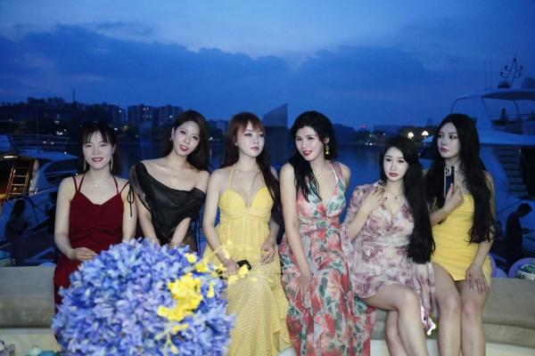 Bild 1 von 14: Auf einer exklusiven Yachtparty am Perlfluss-Delta träumen junge Chinesinnen und Chinesen vom Luxusleben.