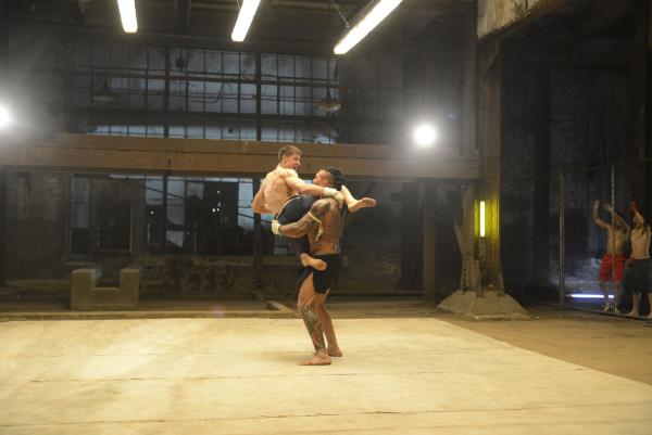 Bild 1 von 8: Kurt (Alain Moussi, l.) sinnt auf Vergeltung, nachdem der Thaiboxer Tong Po (Dave Bautista, r.) seinem Bruder im einem Kampf kaltblütig das Genick gebrochen hat. Doch ist es wirklich eine gute Idee von dem jungen Mann, sich dem ungeschlagenen, skrupellosen Kämpfer zu stellen?