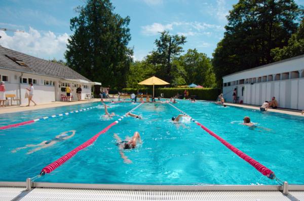 Bild 1 von 3: Badegäste schwimmen im Freiburger Lorettobad.
