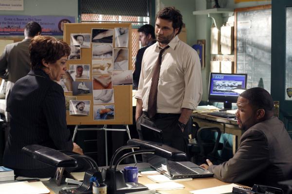 Bild 1 von 4: (l-r) S. Epatha Merkerson as Lieutenant Anita Van Buren, Jeremy Sisto as Det. Cyrus Lupo, Anthony Anderson as Det. Kevin Bernard -- NBC