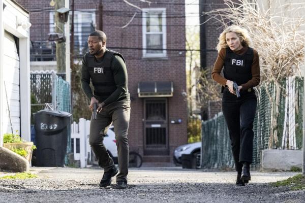Bild 1 von 10: Ray Cannon (Edwin Hodge, l.); Nina Chase (Shantel VanSanten, r.)