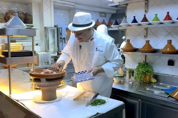 Bild 1 von 2: Küchenchef Mohamed Fedal bereitet ein Tajine-Rezept zu, dessen Geheimnis nur er kennt.