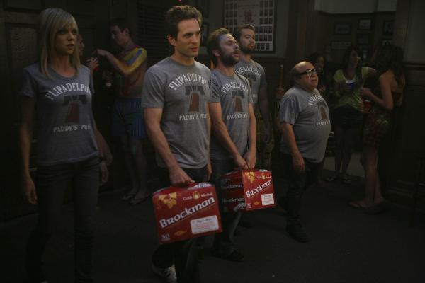 Bild 1 von 14: Dee (Kaitlin, Olson, l.), Dennis (Glenn Howerton, 2.v.l.), Charlie (Charlie Day, M.), Mac (Rob McElhenney, 2.v.r.) und Frank (Danny DeVito, r.) treten im Becherschnippen gegen ihren alten Feind an ...