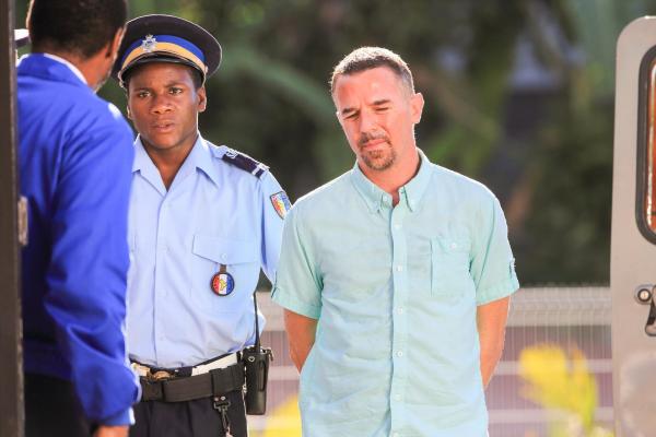 Bild 1 von 15: Im Bild (v.li.): Tobi Bakare (Officer Jean-Pierre Hopper), Charlie Creed-Miles (Jack Harmer).
