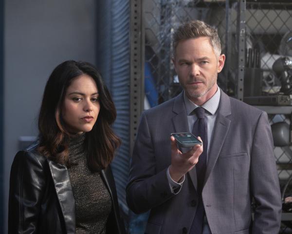 Bild 1 von 5: Wesley (Shawn Ashmore) und Detective Lopez (Alyssa Diaz) warnen Charlie telefonisch vor Monica und drängen sie, dafür zu sorgen, dass sie am Ende auf der richtigen Seite steht.