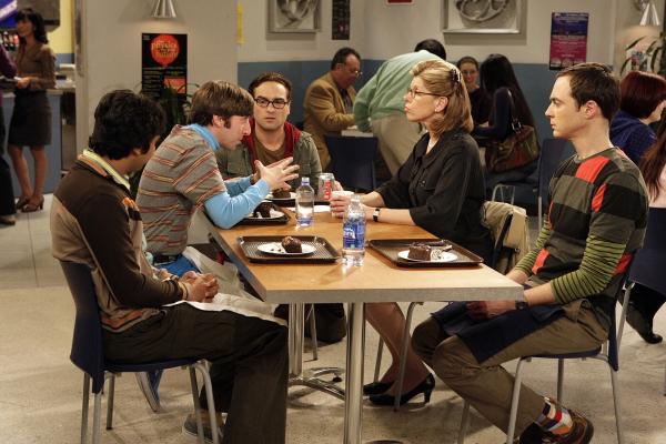 Bild 1 von 27: Im Gegensatz zu seinen Freunden Sheldon (Jim Parsons, r.), Rajesh (Kunal Nayyar, l.) und Howard (Simon Helberg, 2.v.l.) ist Leonard (Johnny Galecki, M.) überhaupt nicht erfreut, als seine Mutter Beverly (Christine Baranski, 2.v.r.) ihren Besuch ankündigt ...